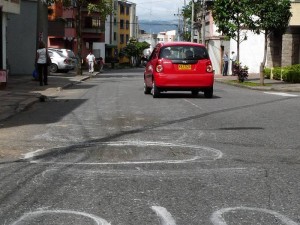 Mientras llega la solución, los vecinos señalizaron este hueco ‘invisible’.