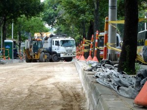 Para este fin de semana se prevé terminar la instalación del pavimento en el carril occiden-tal.