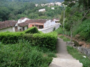 Piden la prolongación de los pasamanos de las escaleras.