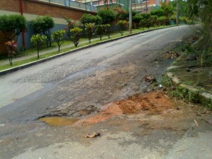 Dificulta  para llegar al polideportivo de la Unab y las viviendas.