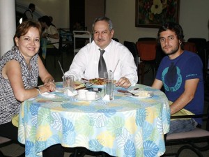 Lucero de Castro, Víctor Raúl Castillo y Víctor Andrés Castillo.