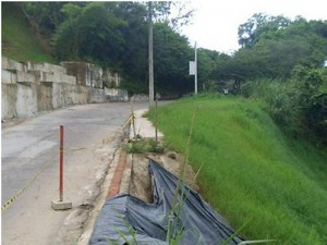 Falta del andén y de la obra de estabilización del talud.