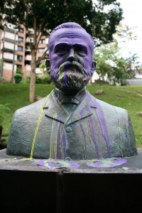 Pintados de varios colores están los bustos del parque Puyana. 