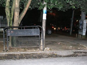 Los carros son estacionados con frecuencia en el andén de la calle 42 con 34.