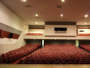 La silletería luce más armoniosa gracias a la nueva iluminación.