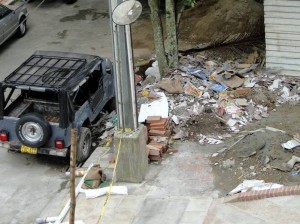 En las fotos se observan las basuras y el agua empozada.