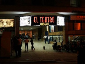 Luego de un mes de trabajos, revisiones, trasnochos, correcciones y órdenes, el teatro abrió sus puertas para ser uno de los más visitados de la ciudad.