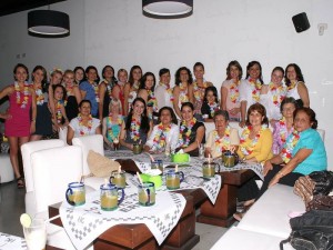 Lucía Hernández con  amigas y familiares en su Despedida de soltera.