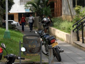 Los niños y ancianos son quienes más peligro corren en este andén de la carrera 33 con calle 54.