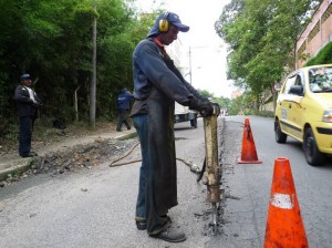 Luego de varios meses de quejas, por fin llegaron las obras de arreglo en el pavimento a la vía entre la Unab y el restaurante Toscana. (Nelson Díaz).