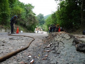 Los funcionarios de la Unión Temporal Pavimentar llegaron al sitio para romper el pavimento y hacer los trabajos respectivos para recuperar esta vía.