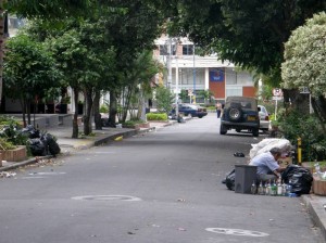 En la carrera 34 con calle 48 hay varias oficinas y almacenes que se han visto afectados por las basuras.