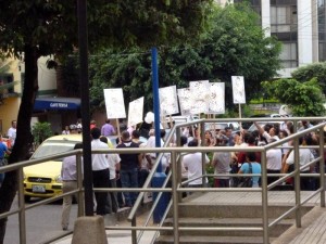 Los trancones frente a la Registraduría eran evidentes por la presencia de seguidores de los candidatos políticos.