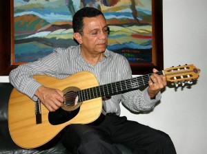 La guitarra está siempre a la mano para terminar de componer sus canciones y para disfrutar con sus amigos en reuniones familiares. En la actualidad su guitarra sigue siendo la amiga que le ayuda a componer canciones.