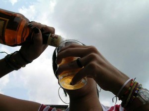 Una mujer alerta a padres de familia sobre el cuidado sobre sus hijos en el consumo de alcohol y sobre establecimientos que lo venden.