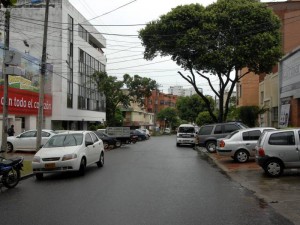 La carrera 28 entre calles 50 y 51 sufre de contaminación auditiva e invasión del espacio público, denuncian vecinos del sector.