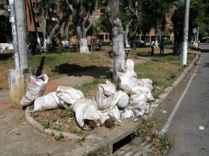 Los vecinos piden que se hagan arreglos y no se vuelva a ver basuras ni escombros, como sucedió en esta foto tomada en febrero pasado.