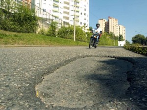 Vecinos del sector dicen que han ocurrido varios accidentes por estos huecos.