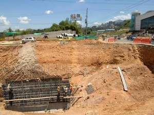 Los trabajos de estos días consisten en la excavación del paso deprimido que tendrá el Intercambiador Vial de Neomundo.