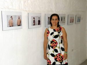 En ‘Artemisia’ todavía se exponen obras de los artistas que participaron en la apertura, aquí con las de Nidia Coy, su hija.