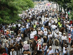 Los pocos policías que estuvieron en la cabalgata no pudieron controlar el consumo de licor.