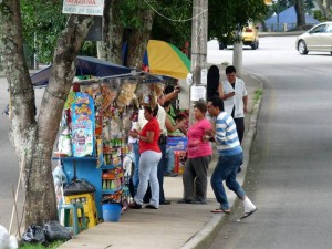 La invasión también se ve en el separador, donde los peatones también se deben bajar a la vía para continuar su recorrido.