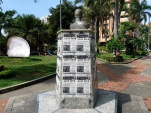 Qué tal esta escena con un monumento ubicado en el Parque de las Palma.