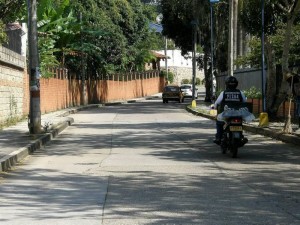 Una residente del sector se queja por el ruido del colegio, la institución responde.