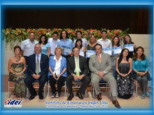 Tracy Lorenz, Sergio Torres Barrera, Joan Morley, César Granados, William Mantilla, Carolina Gamboa, Martha Cecilia Bohórquez y los graduandos.