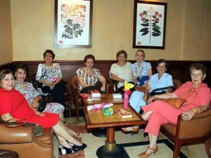 Ángela de Osorio, Clarita de Romero, Beatriz de Giraldo, Ana D. Gavasa, Libia Serrano de Rodríguez, Ana I. Rivera de Iregui, Lucy Ledesma y Myriam de Serrano.