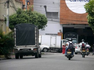 A diario se ven por la zona camiones descargando mercancía.