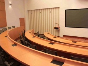 El auditorio cuenta con video beam de última generación.