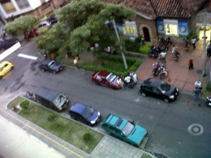 Cuando no son motos, son carros particulares estacionados a lado y lado de la vía.