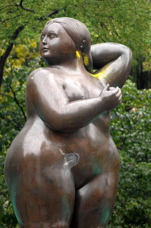 Con rastros de pintura y sumida en una parte, quedó la Gorda de Botero del parque San Pío. (Jaime Del Río).