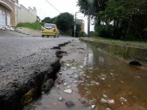 El desnivel en la carrera 50 de Lagos del Cacique tiene una altura de 10 centímetros, aproximadamente.