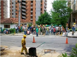 Luego del simulacro, se distribuyeron las funciones en las diferentes brigadas de la obra: comunicaciones, primeros auxilios, contra incendio y de evacuación y rescate.