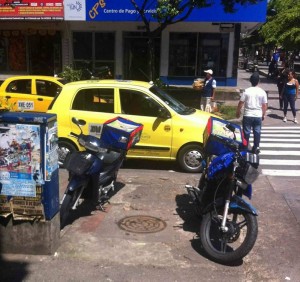 Oficina de domicilios en la calle.