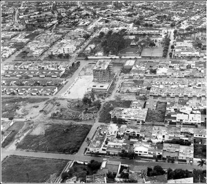 Esta es la zona de la calle 51 con carrera 33, y al fondo el Club Unión. La zona es hoy un complejo comercial importante para Bucaramanga.