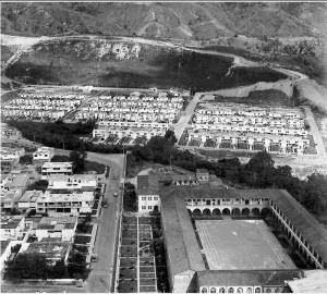 Esta foto nos permite ver a Terrazas, desde la carrera 33, a pocos metros del colegio de La Presentación. En la década de los 60, por lo que se observa en la foto, se tenía prevista la construcción de Pan de Azúcar. También se ve reciente la construcción de la vía al cerro.