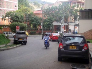 A diario se observan vehículos estacionados en esta vía.