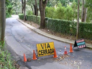 Del sector alto, frente al cruce hacia Lagos del Cacique, el cementerio y la Udes, también se bloqueó la vía.