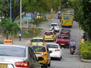 La calle 93, donde confluyen tres vías más, es la ruta más corta para llegar ahora a Lagos del Cacique. 