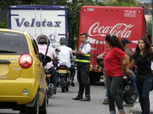 El estacionamiento sobre la vía es una de las principales razones de los atascos en Cabecera