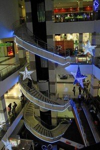 El espiral de las escaleras fue iluminado en Megamall.