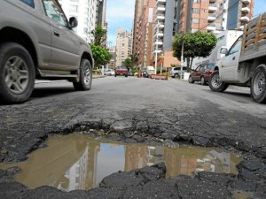 Este hueco ha causado lesiones en varios motociclistas que han caído en el.