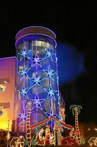 Las luces y el pesebre iluminado están en la fachada.