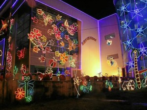 Las luces y el pesebre iluminado están en la fachada.