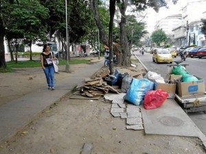 “Este es el parque vecino a la funeraria Los Olivos donde cada vez es más grave el problema de basuras y roedores por las comidas que allí se venden”, dijo el Periodista del Barrio.