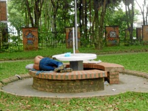 Los indigentes en el parque, un panorama frecuente en Conucos.