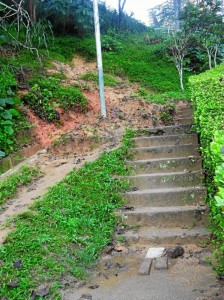  El paso por las escaleras también se vio afectado por el deslizamiento.